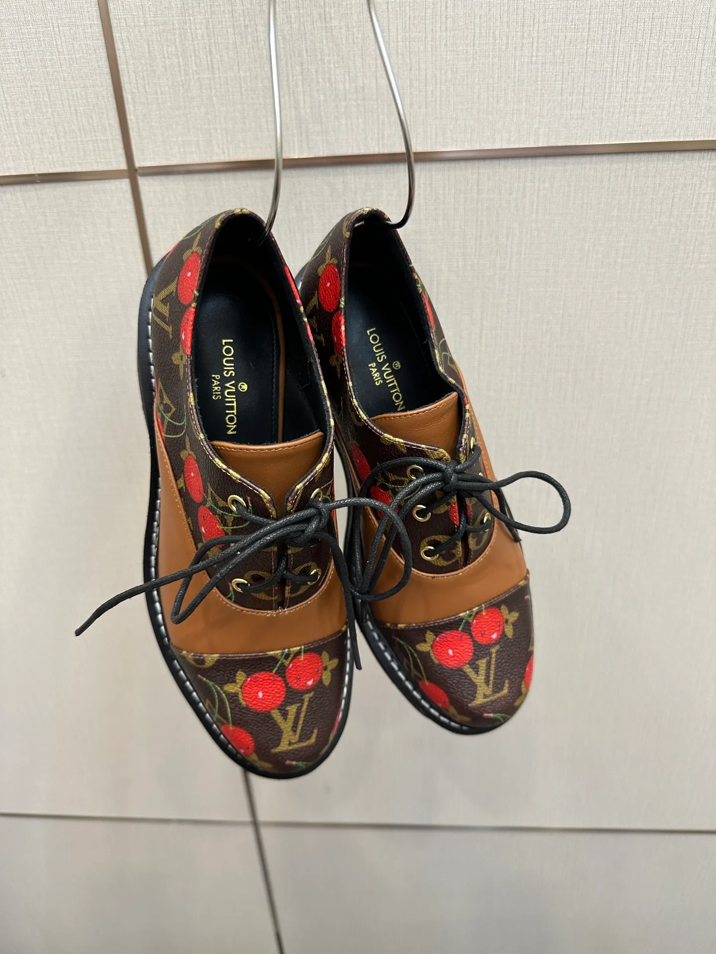 👟👟Ex-factory price 720👟👟 LOUIS VUITTON Louis Vuitton counter latest model top version LV inner cowhide material is real! Original 1:1 material reproduction! Modern and casual in one! Release a strong aura like a queen 🔥Capture everyone's attention instantly💃 Inner/foot pads: imported cowhide Fabric: cowhide Outsole: full genuine leather Code number: 35-41 (40, 41, 42 customizations are not returnable)